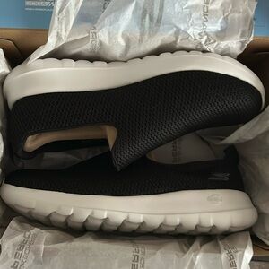 Brand new Skechers GOWalk Max Men’s size 10 extra wide